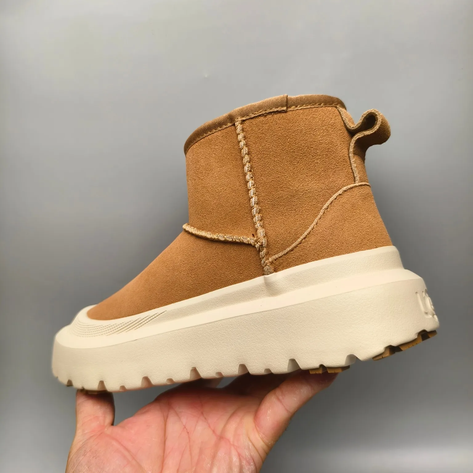 💰560 UGG sheepskin all-in-one snow boots 8354 classic waterproof rubber sole color: white maroon matching size: 35-40